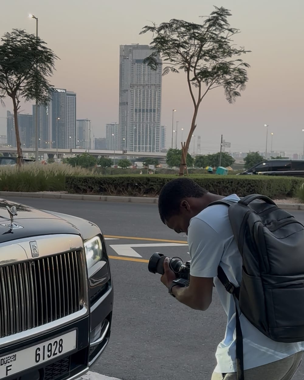 Chancio en train de filmer une Rolls-Royce au lever du jour, à Dubaï