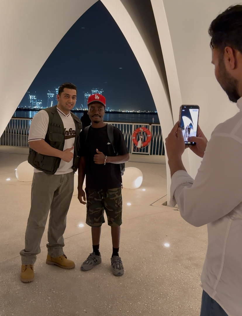 Chancio et son client posant le soir devant la baie de Dubaï