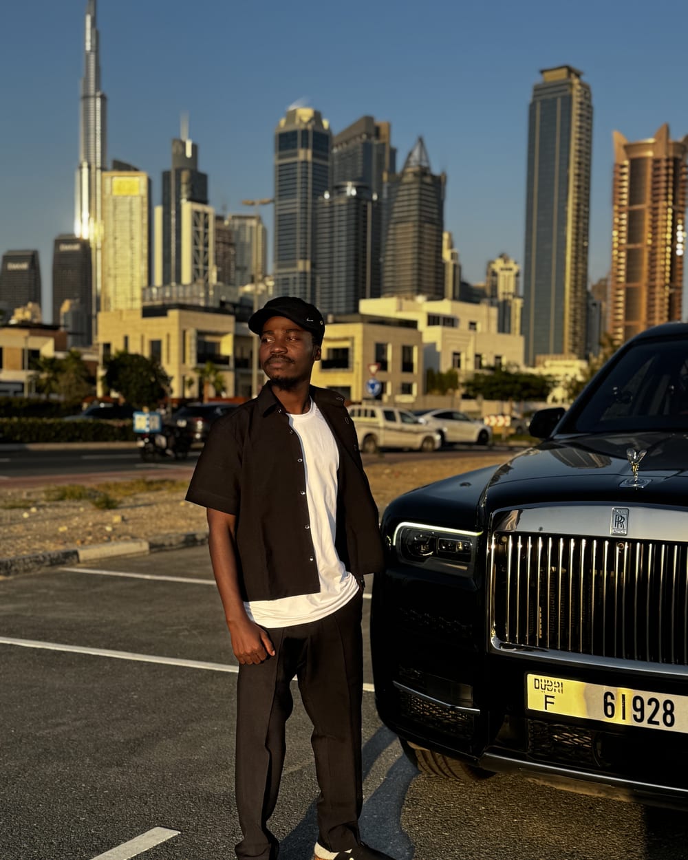 Chancio Eudes devant la skyline de Dubaï, lors d’un tournage